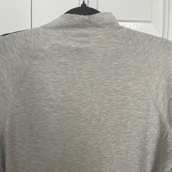 Exercise tops - Picture 4 of 4